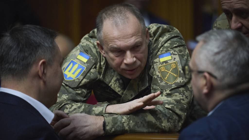 HANDOUT - Auf diesem vom Pressedienst des ukrainischen Präsidenten via AP zur Verfügung gestellten Foto spricht der Oberbefehlshaber der ukrainischen Streitkräfte, General Oleksandr Syrskyj, vor Parlamentariern in der Werchowna Rada. Foto: Uncredited/Press Service Of The President Of Ukraine/dpa - ACHTUNG: Nur zur redaktionellen Verwendung und nur mit vollständiger Nennung des vorstehenden Credits