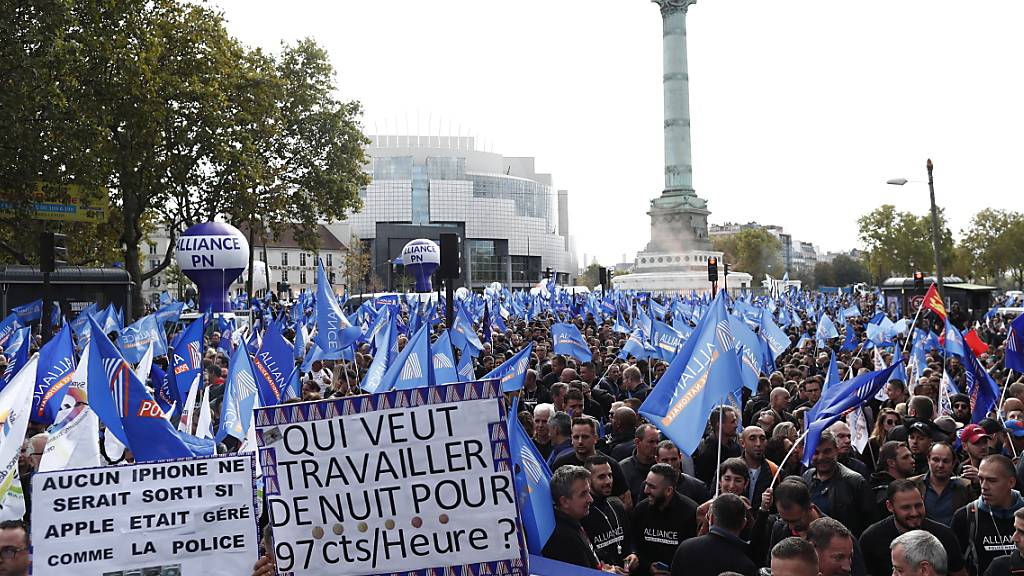 Überlastet, ausgelaugt, suizidgefährdet: Tausende Polizistinnen und Polizisten gingen am Mittwoch in Paris auf die Strasse.
