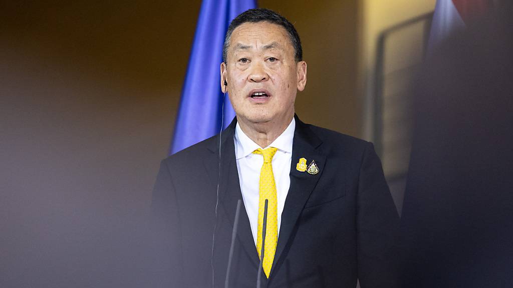 ARCHIV - Der thailändische Premierminister, Srettha Thavisin, spricht auf einer Pressekonferenz im Bundeskanzleramt. Foto: Hannes P Albert/dpa