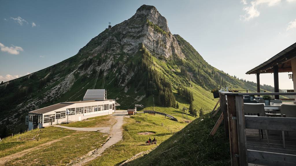 Die Luftseilbahn bringt dich auf den Gipfel des Moléson in 2000 Metern Höhe.  