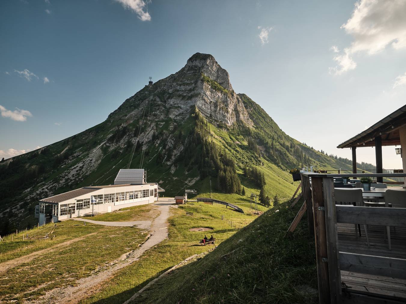 Die Luftseilbahn bringt dich auf den Gipfel des Moléson in 2000 Metern Höhe.  