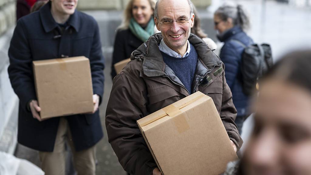 Elias Vogt, Präsident Freie Landschaft Schweiz (links), Vera Weber, Präsidentin der Fondation Franz Weber und Landschaftsschützer Pierre-Alain Bruchez (rechts) reichen bei der Bundeskanzlei Unterschriften für das Referendum zum Energie-Mantelerlass ein.