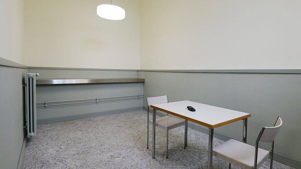 Eine 35-Mutter, die im Wahn ihren Sohn umbrachte, empfindet sich selber als psychisch gesund. Nun sollen ihr antipsychotische Medikamente unter Zwang verabreicht werden. Im Bild ein Besprechungszimmer der Klinik in Rheinau. (Archivbild)