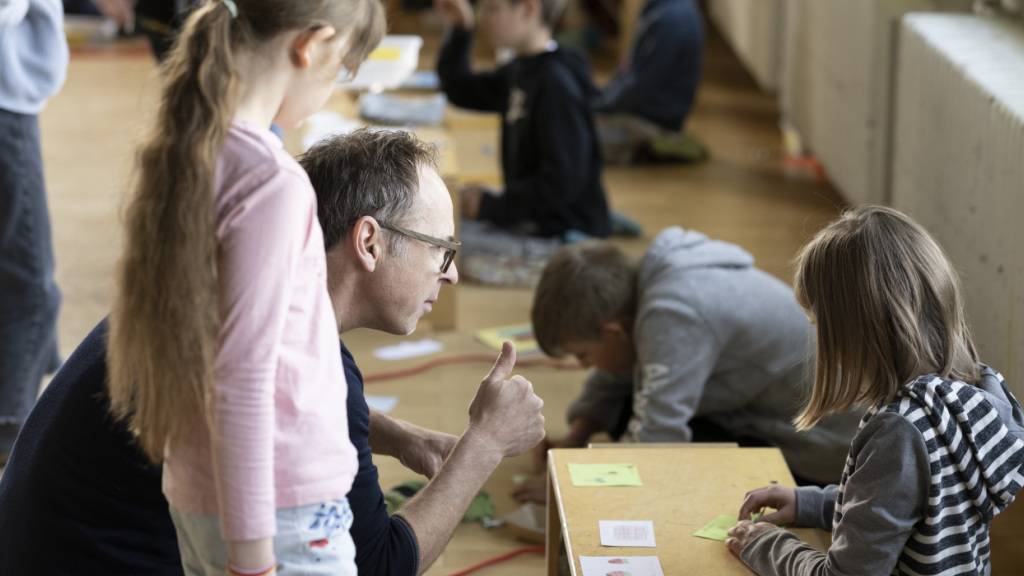 Lehrpersonen im Kanton Zürich erhalten mehr Zeit für Arbeit neben Unterricht. (Symbolbild)
