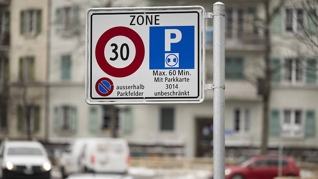 In der Stadt St.Gallen darf auf der Hauptverkehrsachse keine Tempo 30 Zone eingeführt werden. Dies hat die Kantonsregierung entscheiden. (Symbolbild)