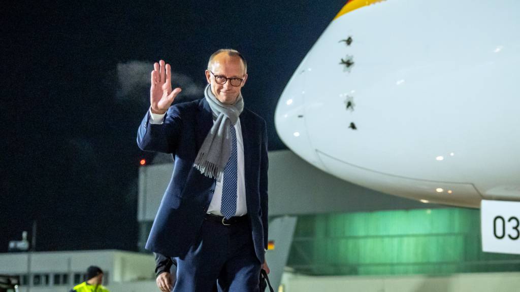 ARCHIV - Bundeskanzler Friedrich Merz (CDU) steigt in ein Flugzeug der Flugbereitschaft der Luftwaffe, um zum G20-Gipfel nach Johannesburg in Südafrika zu fliegen. Zum ersten Mal findet ein G20-Gipfel ohne Trump, Putin und Xi, die drei mächtigsten Staatschefs der Gruppe führender Volkswirtschaften, statt. Foto: Michael Kappeler/dpa