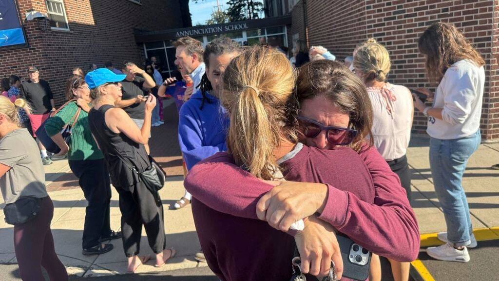 dpatopbilder - Eltern stehen vor einer katholischen Schule. An einer Schule in Minneapolis ist es zu einem Schusswaffenvorfall gekommen. Foto: Richard Tsong-Taatarii/Star Tribune/AP/dpa