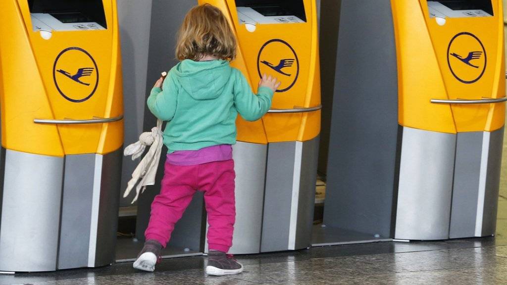 Keine Warteschlangen an den Check-in-Schaltern der Lufthansa am Flughafen Frankfurt.