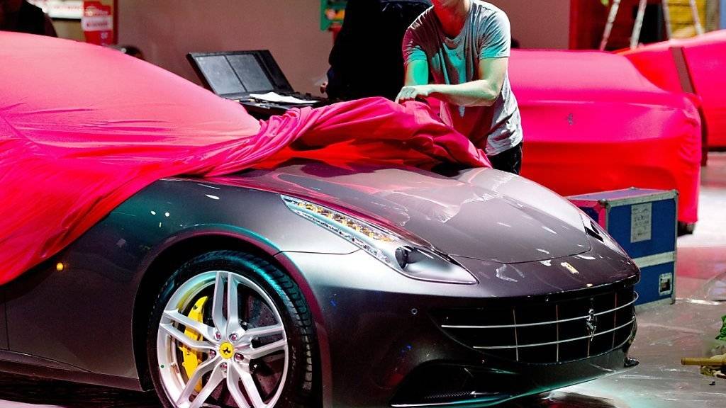 Nicht ein Auto, sondern die Details des geplanten Teil-Börsengangs hat Ferrari am Freitag enthüllt. Fast 900 Millionen Dollar soll die Platzierung von Aktien der Automarke an der Börse einbringen. (Symbolbild)