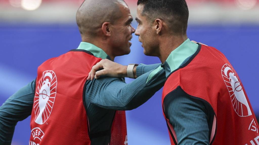 Pepe (links) und Cristiano Ronaldo sind die beiden ältesten Feldspieler, die jemals an einer EM eingesetzt wurden