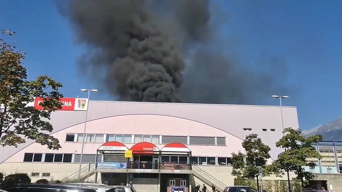 Kunsteishalle in Biasca steht in Flammen – Schulen evakuiert