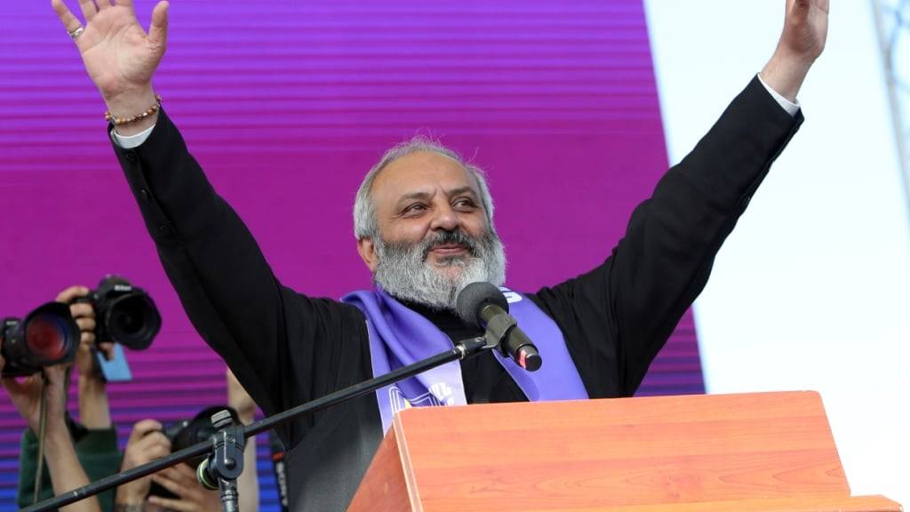 ARCHIV - Bagrat Galstanyan, Erzbischof der Diözese Tavush im Nordosten Armeniens, spricht zu der Menschenmenge während einer Kundgebung gegen Ministerpräsident N. Paschinjan in Eriwan, Armenien. Foto: Stepan Poghosyan/PHOTOLURE/dpa