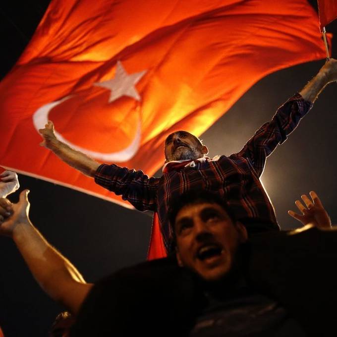 Erdogan suspendiert 8000 Polizisten