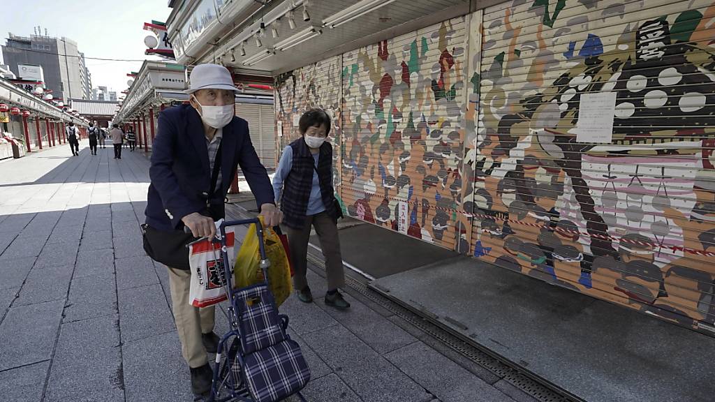 Ältere oder behinderte Japaner können nun in einem Einkaufszentrum an speziellen «langsamen Kassen» bezahlen. (Foto: KIMIMASA MAYAMA/EPA/KEYSTONE)