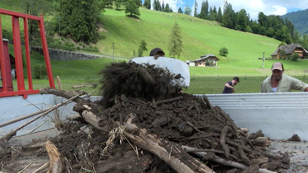 Solidarität nach Flutwelle im Emmental: Freiwillige Helfer räumen Holz und Schlamm vom Montag weg