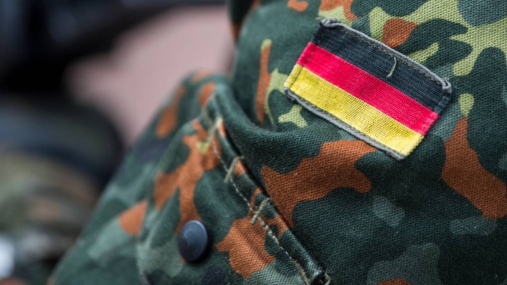 Die Fahne von Deutschland ist auf der Uniform eines Soldaten aufgenäht, aufgenommen beim Tag der Bundeswehr.