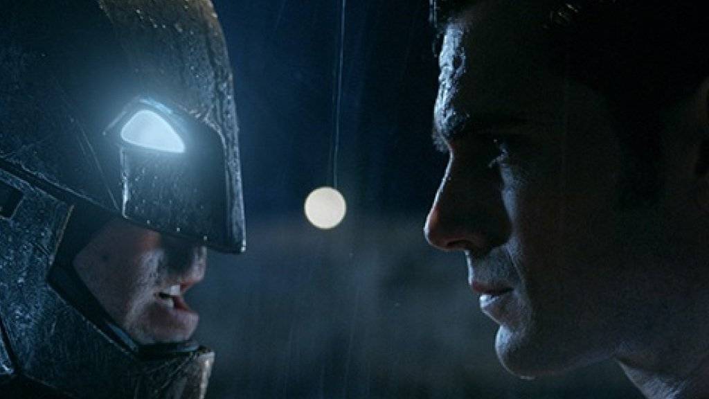 Szene aus «Batman v. Superman: Dawn Of Justice»: links Ben Affleck als Batman, rechts Henry Cavill als Superman (Warner Bros.).