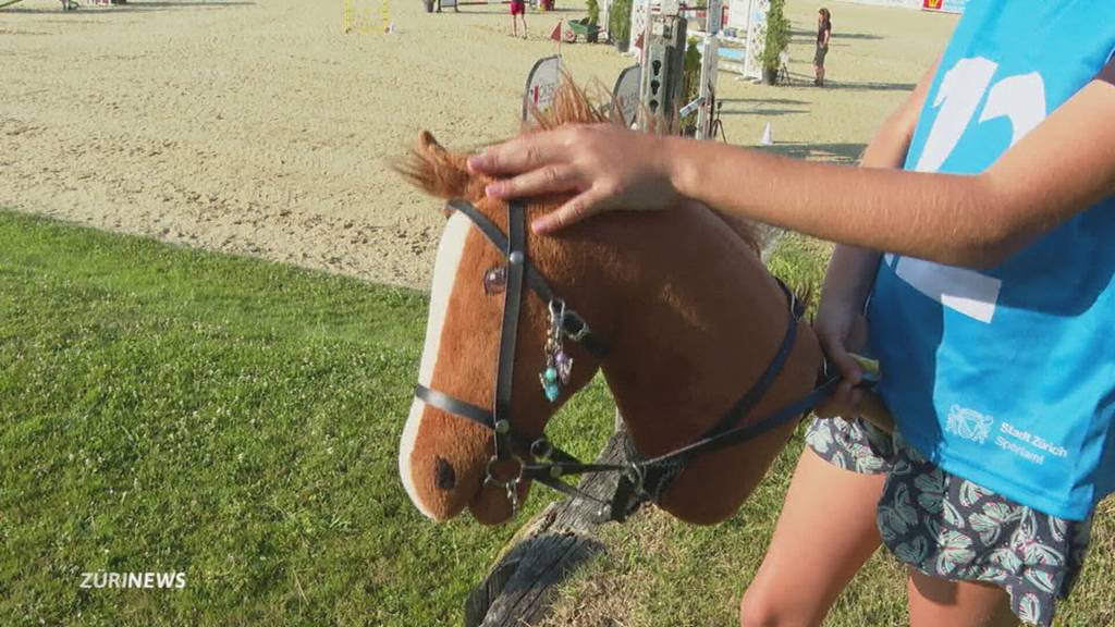 Hobbyhorsing erobert die Schweiz – Turnier in Wädenswil begeistert junge Teilnehmerinnen