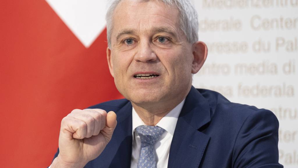 Justizminister Beat Jans erläutert vor den Medien, wie der Bundesrat schnelle Datenabfragen unter den Kantonspolizeien ermöglichen will. Dafür nötig sind eine Verfassungsänderung und gesetzliche Anpassungen.