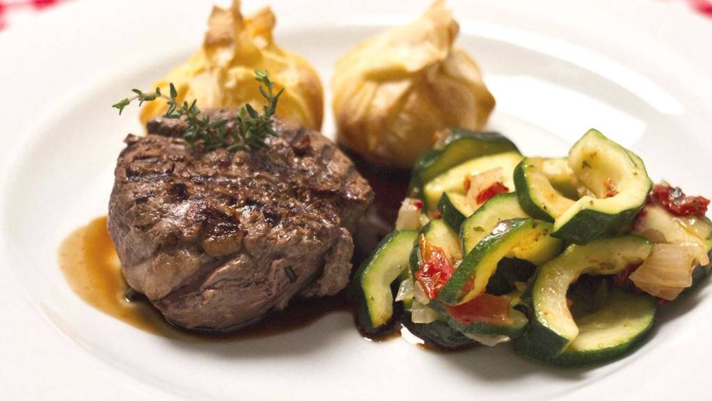 Bisonfiletmedaillons an Portweinsauce  mit Zucchini und Kartoffelbonbons