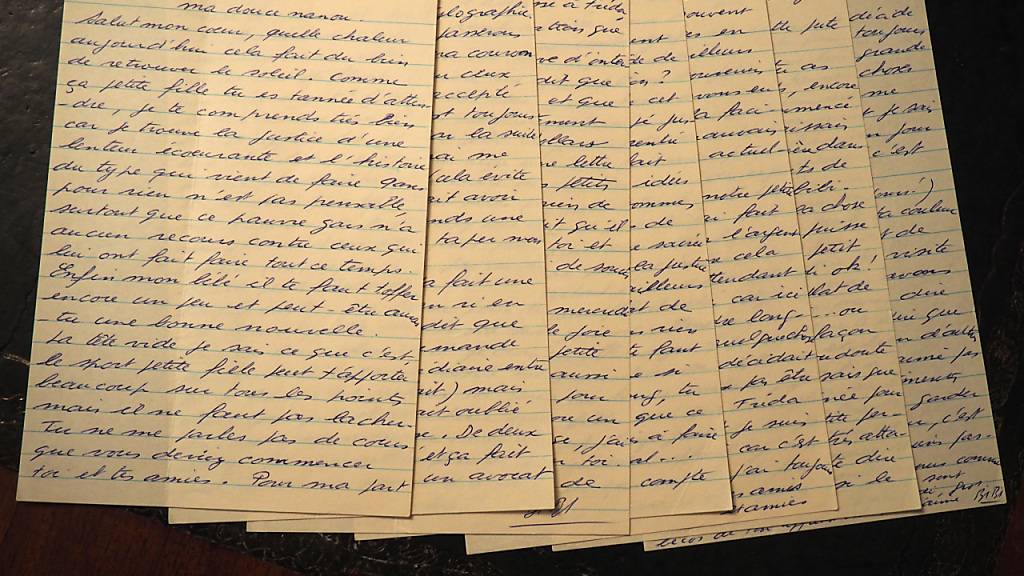 PRODUKTION - Briefe von der französischen Verbrecherlegende Jacques Mesrine liegen im Auktionshaus Baron Ribeyre  Associés aus. Foto: Rachel Boßmeyer/dpa - ACHTUNG: Nur zur redaktionellen Verwendung im Zusammenhang mit einer Berichterstattung über die Auktion und nur mit vollständiger Nennung des vorstehenden Credits