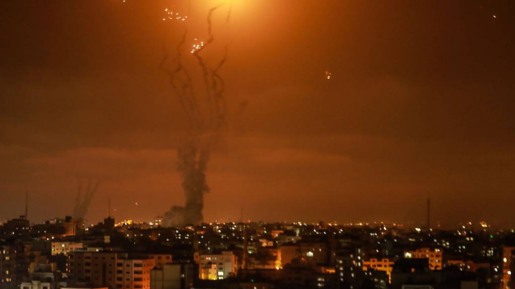 dpatopbilder - Israels Luftabwehrsystem fängt Raketen ab, die von der islamistischen Hamas aus dem Gazastreifen in Richtung Israel abgefeuert wurden. Foto: Mohammed Talatene/dpa