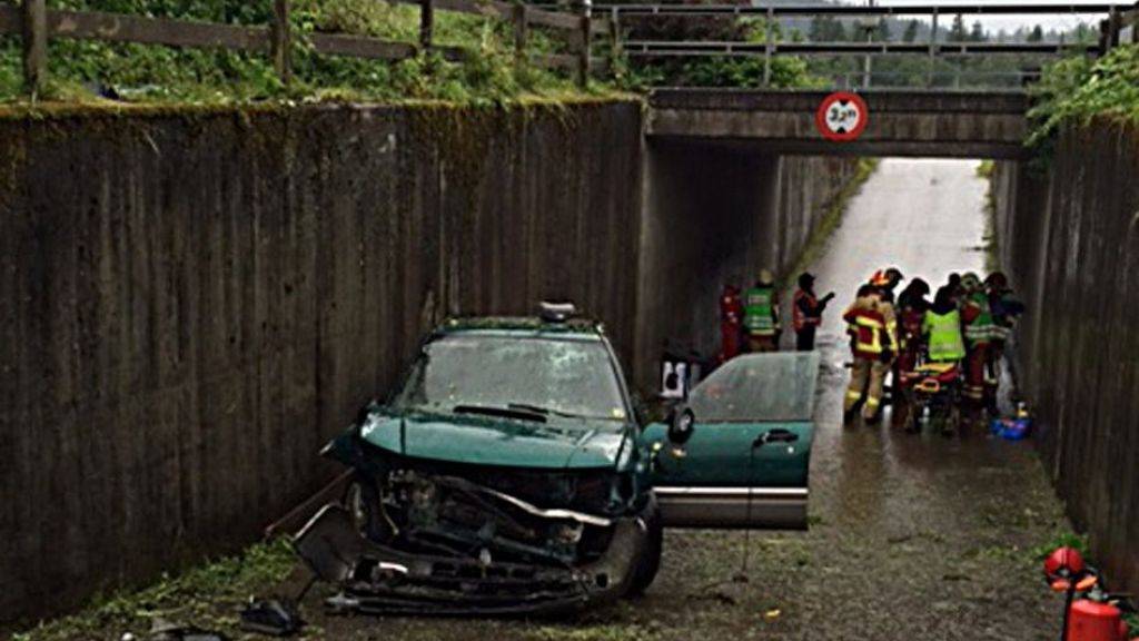 Ein 24-jähriger Autofahrer kam im Emmental vom Kurs ab und stürzte mit seinem Wagen in eine Strassenunterführung.