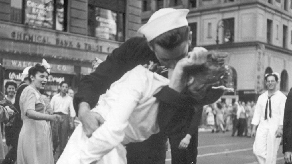 Das Bild ging um die Welt: Der US-Marinesoldat George Mendonsa, küsste 1945 bei einer Weltkriegs- Siegesfeier in New York eine ihm unbekannte Frau. Nun ist er 95-jährig gestorben.