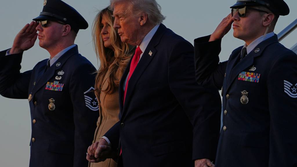 dpatopbilder - US-Präsident Donald Trump und First Lady Melania Trump kommen in der Air Force One am Palm Beach International Airport an. Foto: Matt Rourke/AP/dpa