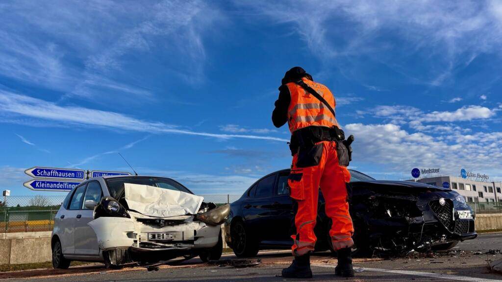 Sechs Menschen wurden bei der Frontalkollision bei Andelfingen verletzt: drei Erwachsene und ein Kind mittelschwer, ein weiteres Kind schwer und ein Kleinkind leicht.