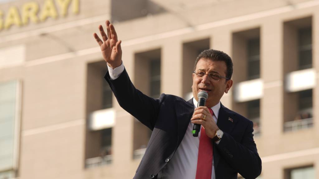ARCHIV - Istanbuls Bürgermeister Ekrem Imamoglu spricht zu seinen Anhängern vor dem Istanbuler Gerichtsgebäude. Foto: Emrah Gurel/AP/dpa
