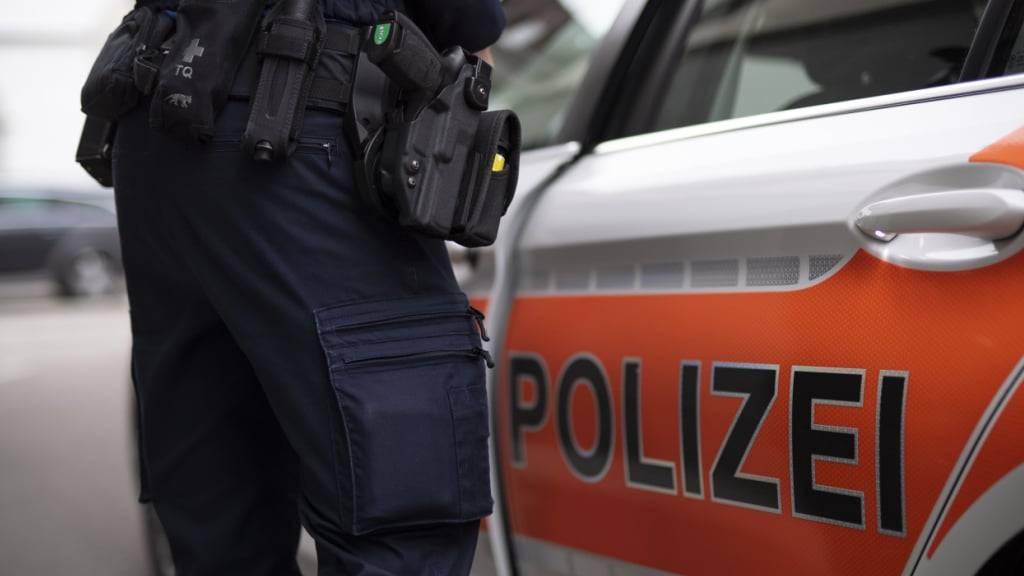 Die erste Polizeipatrouille, die nach der Alarmierung bei der Bank in Sargans eintraf, konnte den mutmasslichen Täter festnehmen. (Archivbild)