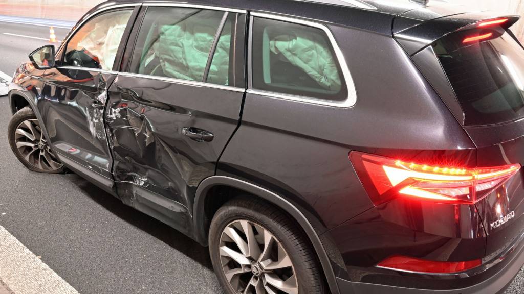 Ein Autolenker prallte auf der A2 in Luzern mit der Frontecke seines Fahrzeugs in den Wagen einer schwangeren Frau und deren Kind.