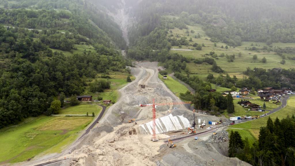 Eine Schlammlawine im Bett eines Wildbachs hat bei Lourtier VS eine provisorische Brücke ins Tal gerissen.