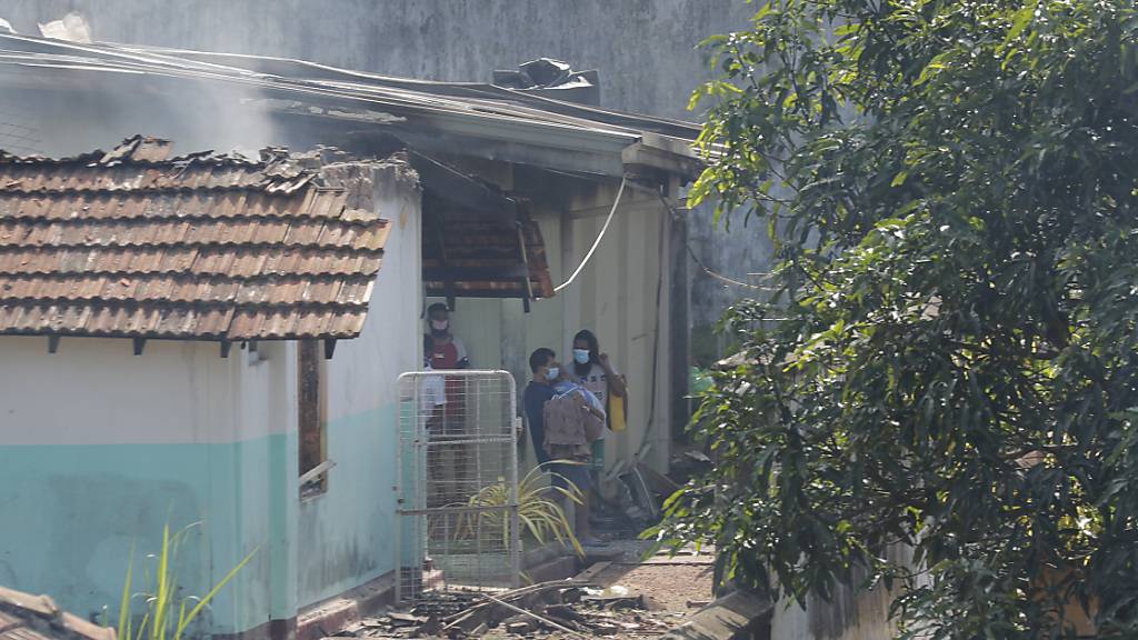 Bei einem Gefängnisaufstand sind mindestens acht Menschen gestorben und mehr als 60 verletzt worden. Foto: Eranga Jayawardena/AP/dpa
