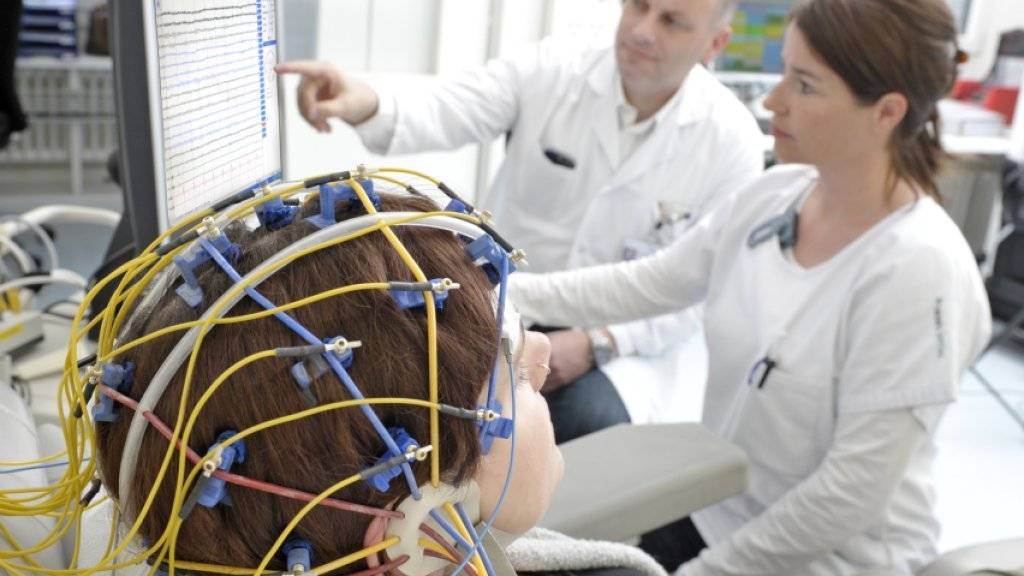 Das Oberflächen-EEG kann nur Aktivität in den aussen liegenden Hirnregionen erfassen. Mit einer neuen Methode gehen Mediziner nun dem Ursprung epileptischer Anfälle in den Tiefen des Gehirns auf den Grund.