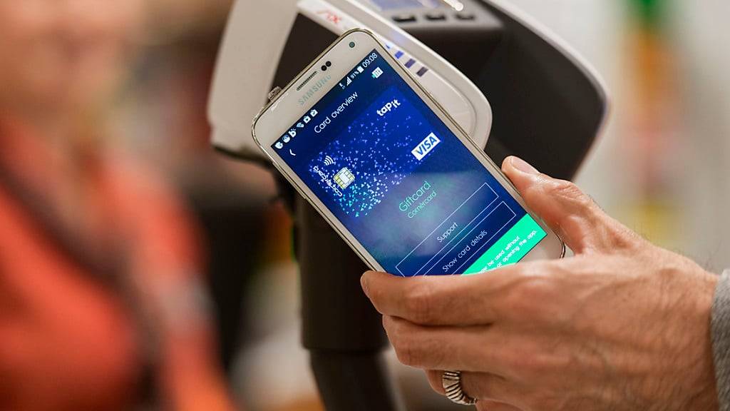 Smartphones werden immer häufiger zum Zahlen genutzt (Symbolbild)