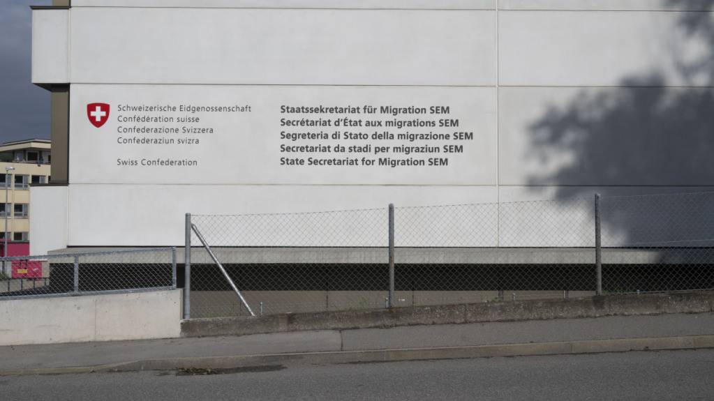 Weil weniger Asylgesuche gestellt werden, will das Staatssekretariat für Migration (SEM) sechs Unterkünfte schliessen. Im Bundesasylzentrum in Brugg AG wurde die Kapazität deswegen von 440 auf 250 Plätze reduziert. (Archivbild)