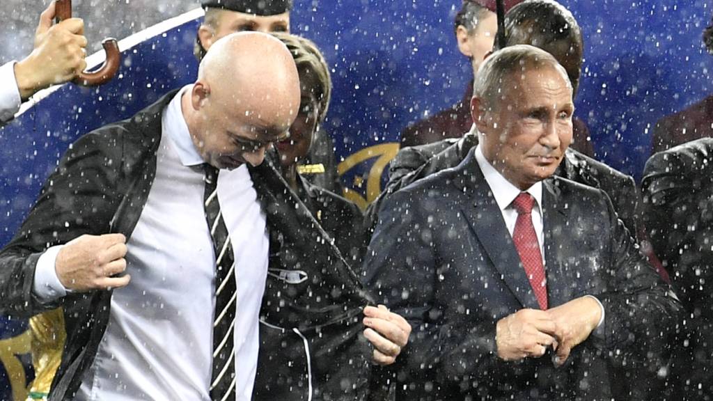 Präsident Wladimir Putin (rechts) sorgt dafür, dass der russische Sport im Regen steht