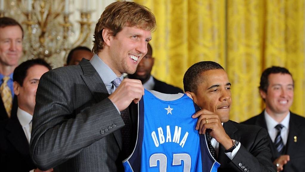 Der ehemalige deutsche Basketballprofi Dirk Nowitzki (links) zeigt ein Herz für die Opfer des Coronavirus.  Hier im Bild mit dem früheren US-Präsidenten Barack Obama. (Archivbild)