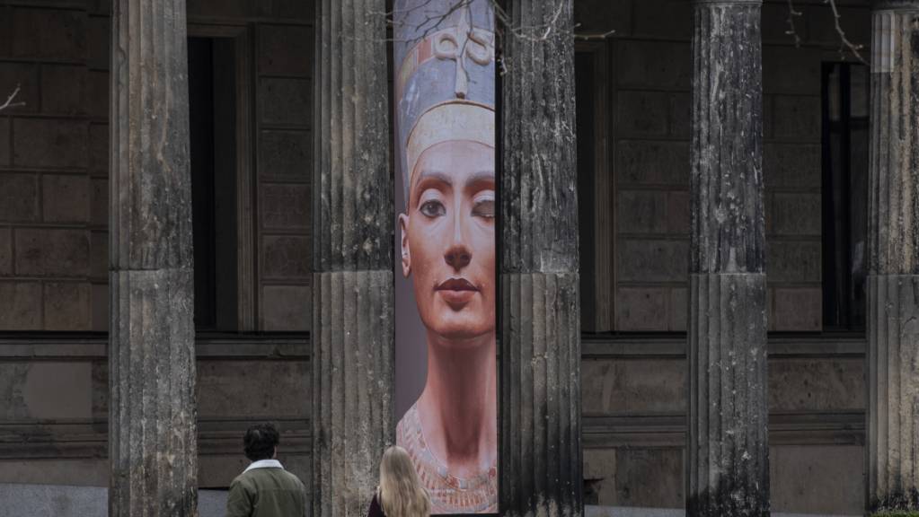 ARCHIV - Besucher können bald auch wieder Nofretete im Neuen Museum auf der Museumsinsel bewundern. Foto: Paul Zinken/dpa