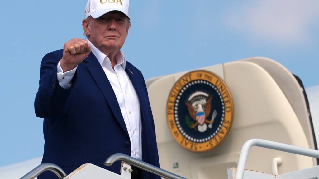 US-Präsident Donald Trump steigt am Flughafen Morristown in die Air Force One ein. Foto: Julia Demaree Nikhinson/AP/dpa