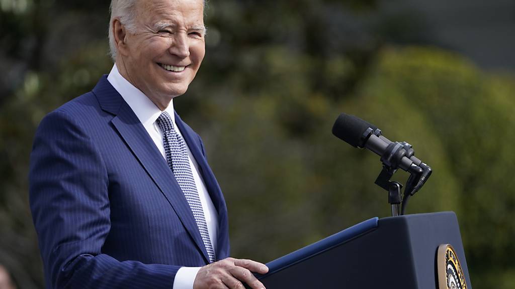 US-Präsident Joe Biden spricht nach der Begnadigung des nationalen Thanksgiving-Truthahns Liberty während einer Zeremonie im Weißen Haus. Foto: Susan Walsh/AP/dpa