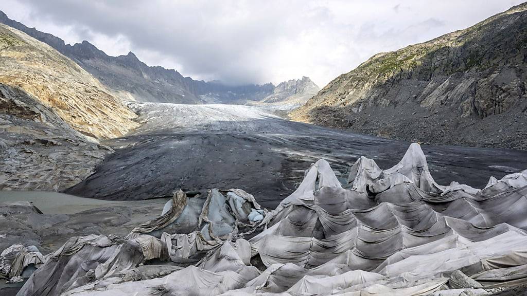 Blick auf den Rhonegletscher: Die  Stiftung Landschaftsschutz Schweiz zeigt sich besorgt über die Situation mit den Vliesabdeckungen am Naturdenkmal und den möglichen Bau einer neuen Eisgrotte. (Archivbild)