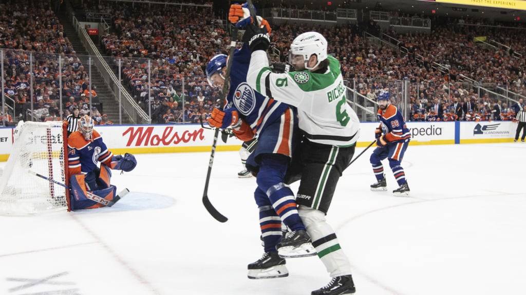Lian Bichsel von den Dallas Stars im Zweikampf mit Edmontons John Klingberg