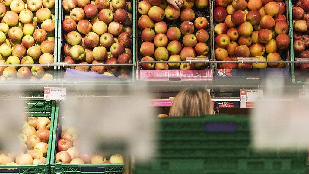 Konventionell hergestellte Äpfel sind gemäss einem europaweiten Greenpeace-Test auch in der Schweiz mit Pestiziden belastet. (Archiv)