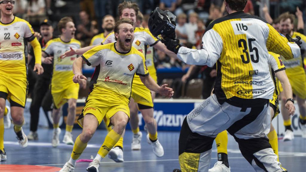Bei den Spielern von Rychenberg Winterthur brechen nach den Paraden von Eric Kunz im Penaltyschiessen alle Dämme