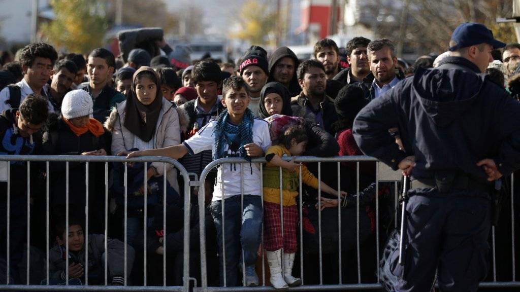 Migranten vor einem Registrierungszentrum im serbischen Presevo: Die UNO und Amnesty International kritisieren Europas Flüchtlingspolitik.