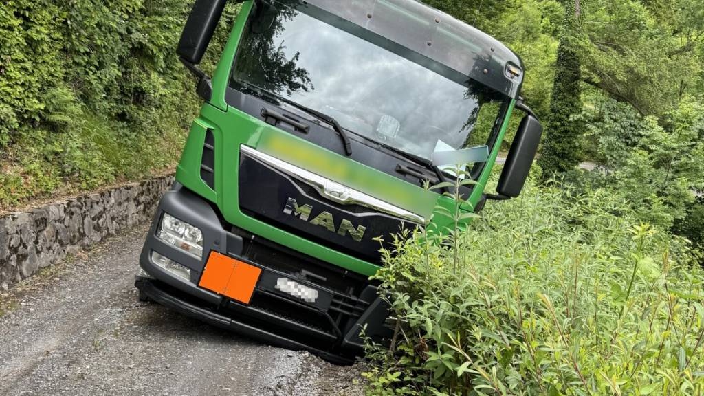 In Walenstadt SG ist ein Tanklastwagen von der Strasse abgekommen.