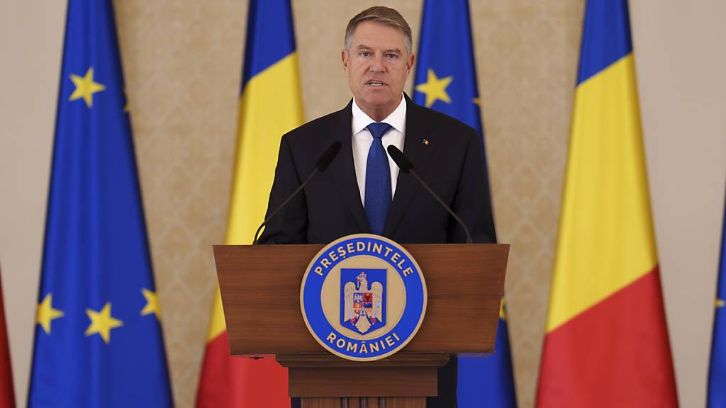 Der rumänische Präsident Klaus Iohannis nominiert den designierten Ministerpräsident M. Ciolacu (nicht im Bild) für die Bildung der neuen Regierung. Foto: Vadim Ghirda/AP/dpa